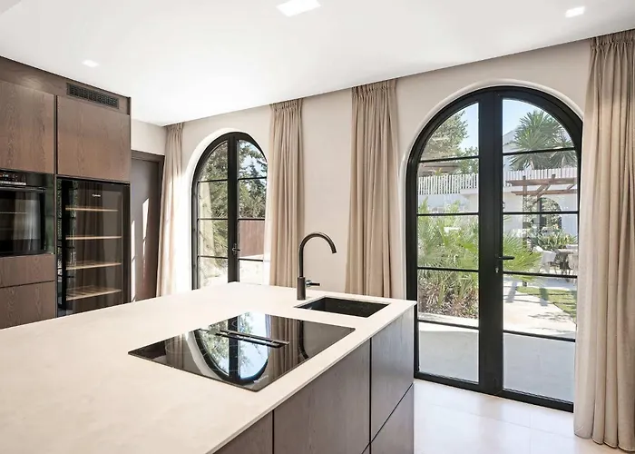 Jazmine Exquisite Oasis Nuva Andalucia Вилла *